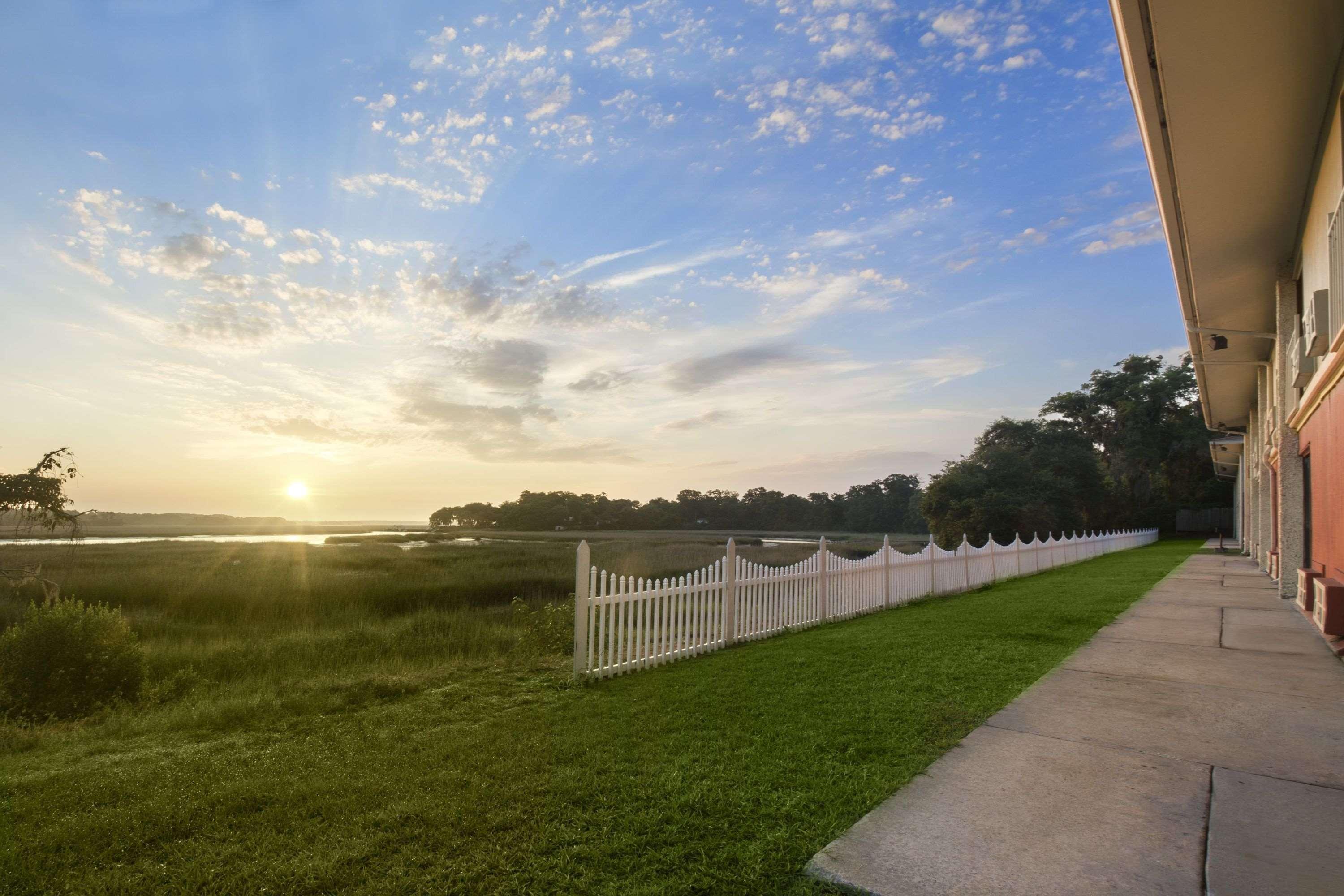 Howard Johnson By Wyndham Beaufort/Parris Island Bagian luar foto