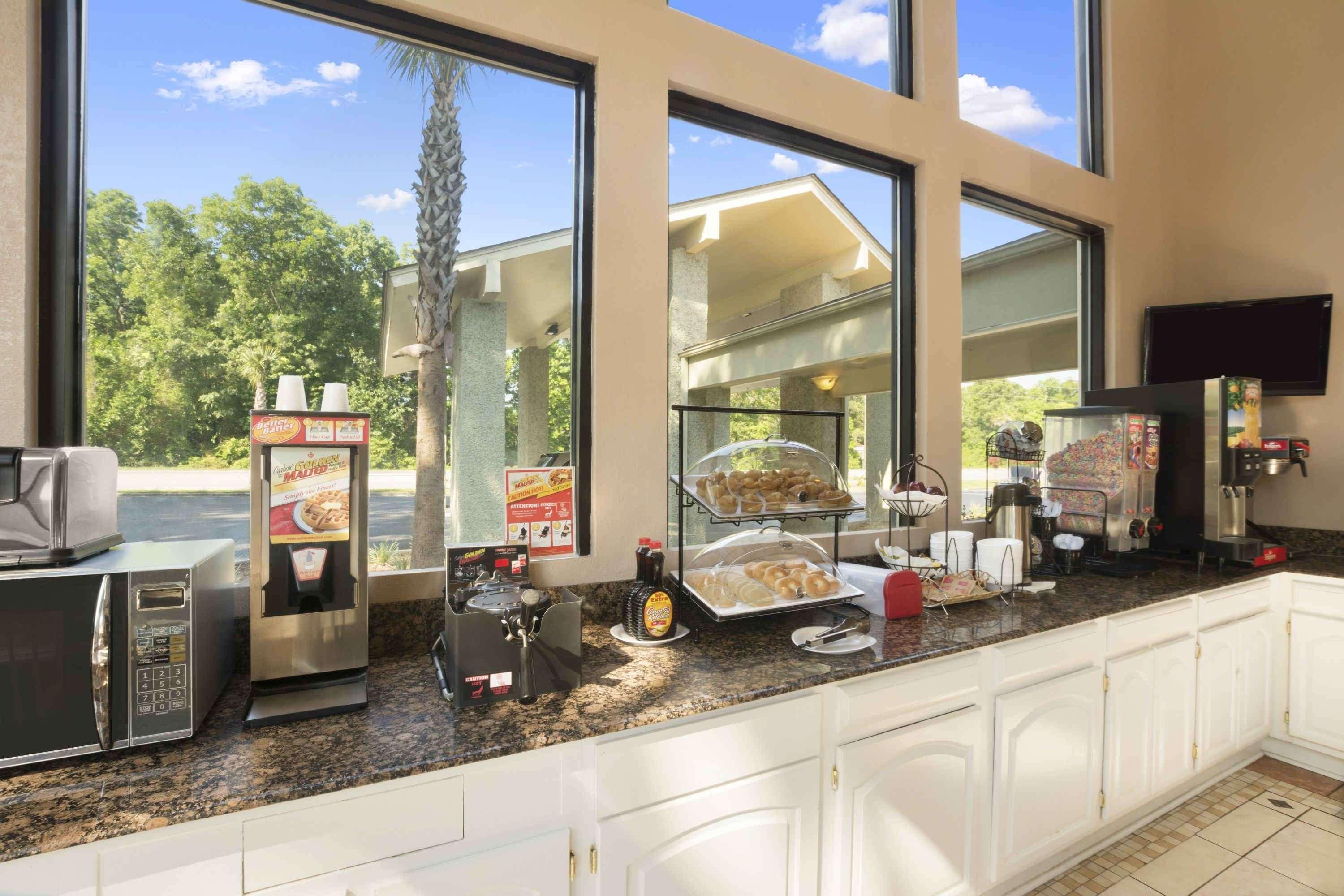 Howard Johnson By Wyndham Beaufort/Parris Island Bagian luar foto