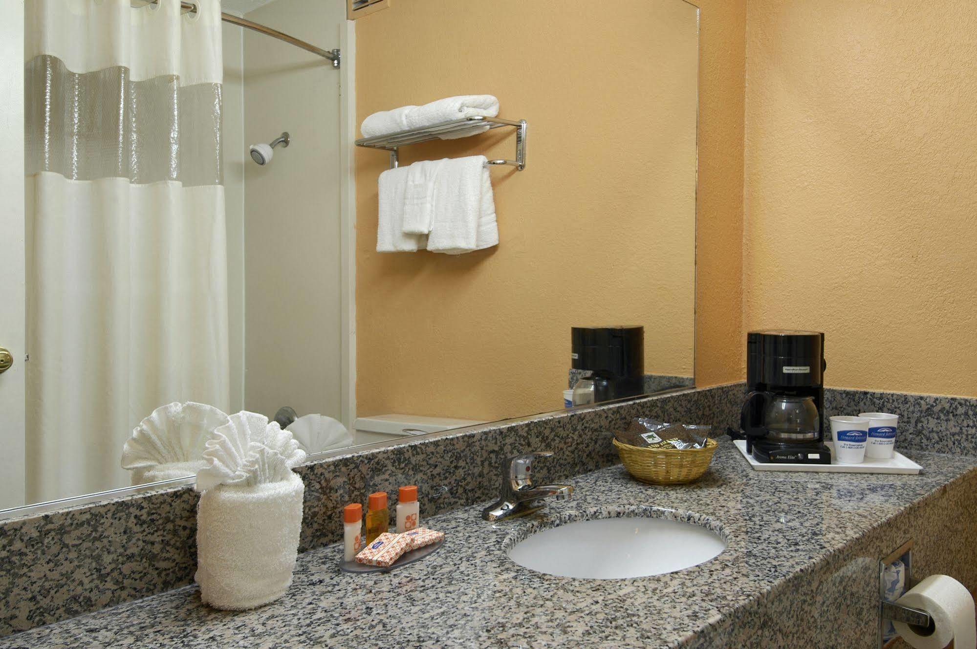 Howard Johnson By Wyndham Beaufort/Parris Island Bagian luar foto