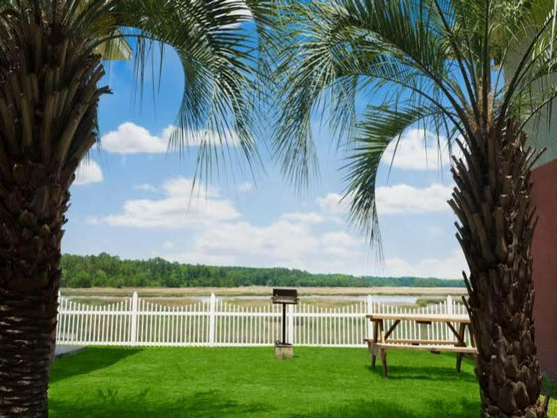 Howard Johnson By Wyndham Beaufort/Parris Island Bagian luar foto